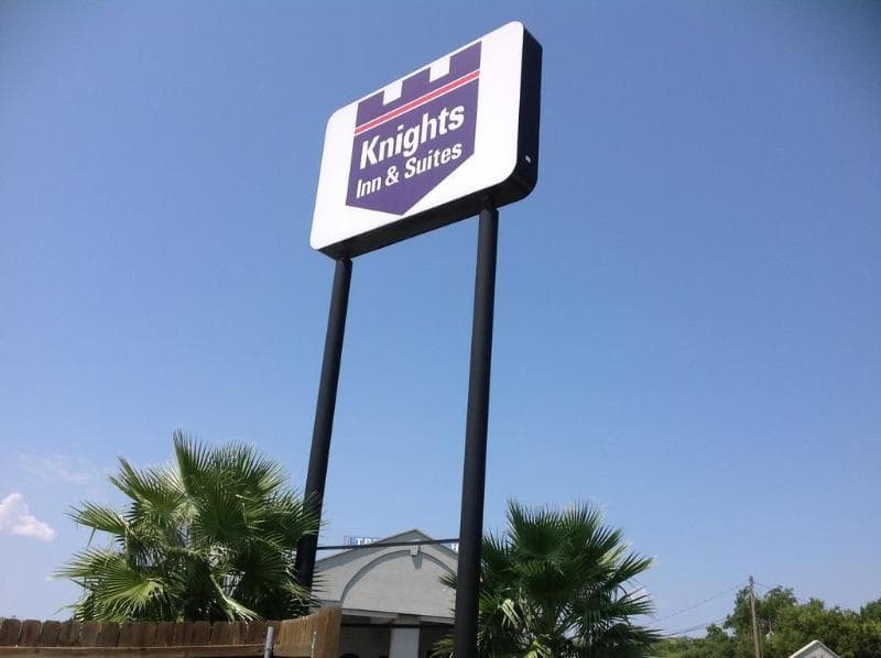 Knights Inn - Franklin Avenue Waco photo 1