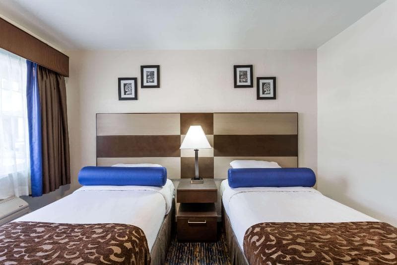 Howard Johnson by Wyndham Berkeley 5