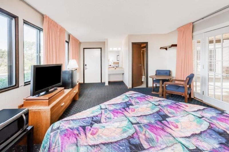 Knights Inn Mackinaw City 5
