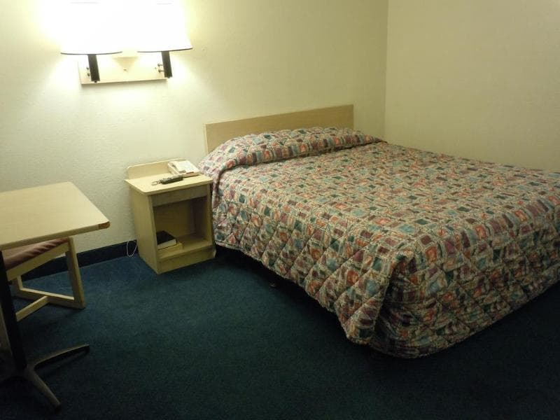 Knights Inn Grand Rapids photo 1