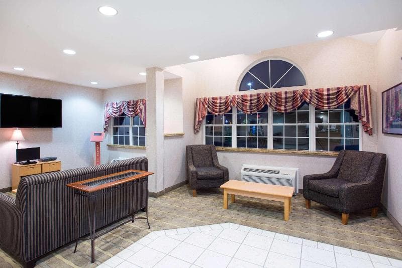Microtel Inn & Suites by Wyndham Plattsburgh 4
