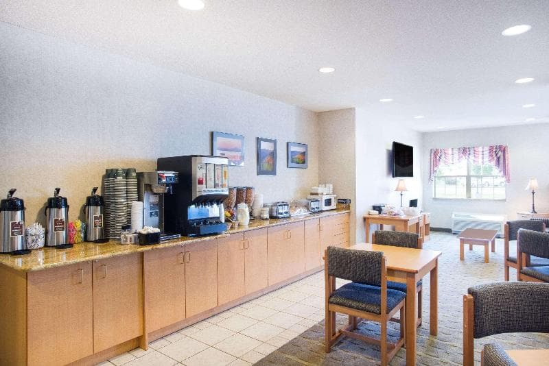 Microtel Inn & Suites by Wyndham Plattsburgh 2