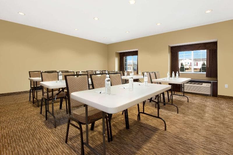Microtel Inn & Suites by Wyndham Shelbyville 2