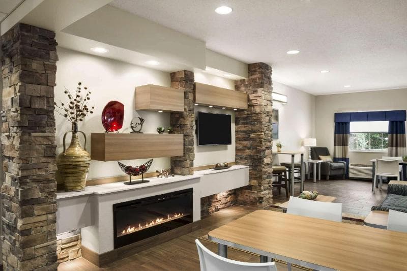 Microtel Inn & Suites by Wyndham Lynchburg 4