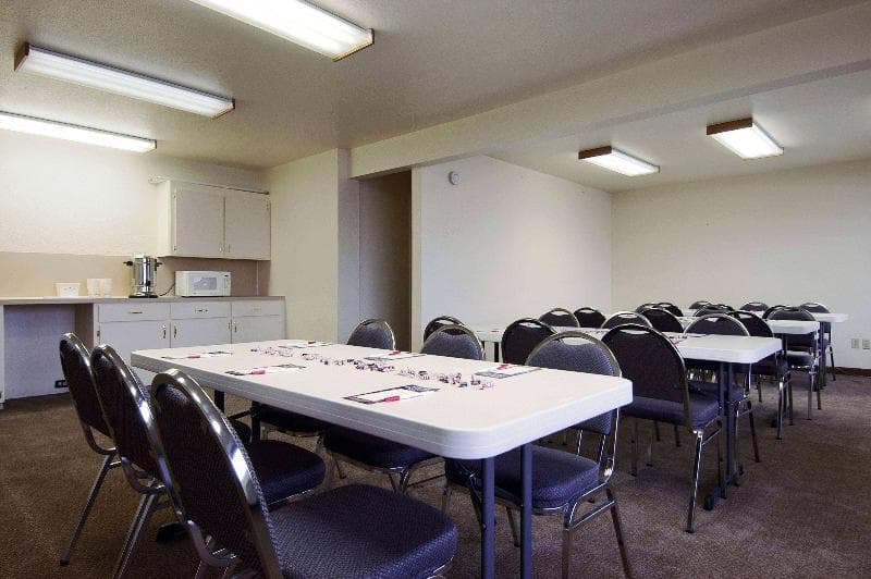 Super 8 by Wyndham Giddings photo 1