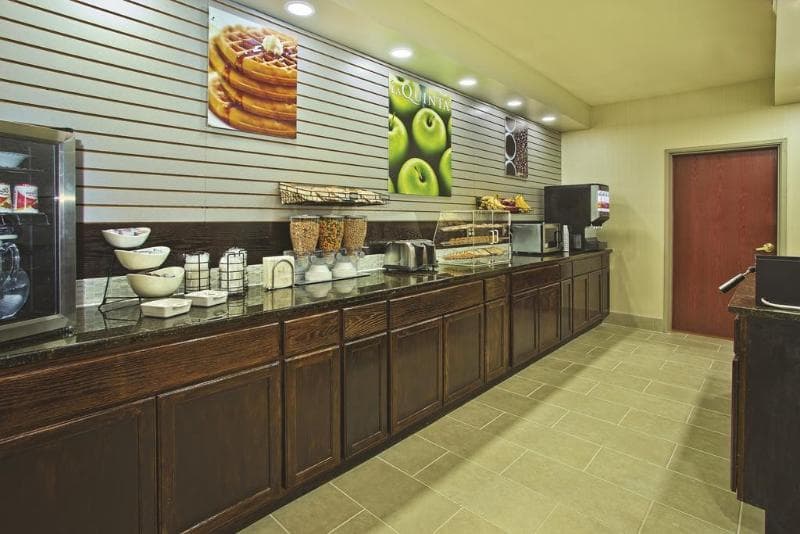 La Quinta Inn & Suites By Wyndham Fairborn Wright photo 1