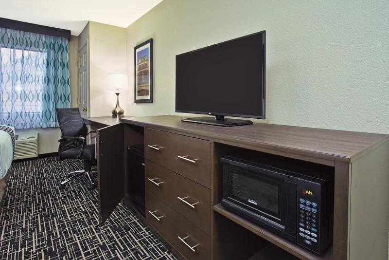 La Quinta Inn & Suites By Wyndham Fairborn Wright 4