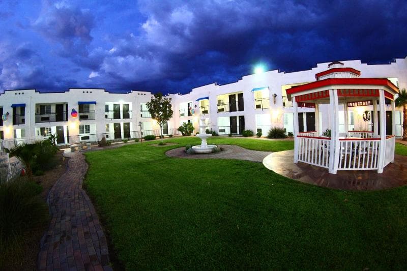 Ramada by Wyndham Kingman 4