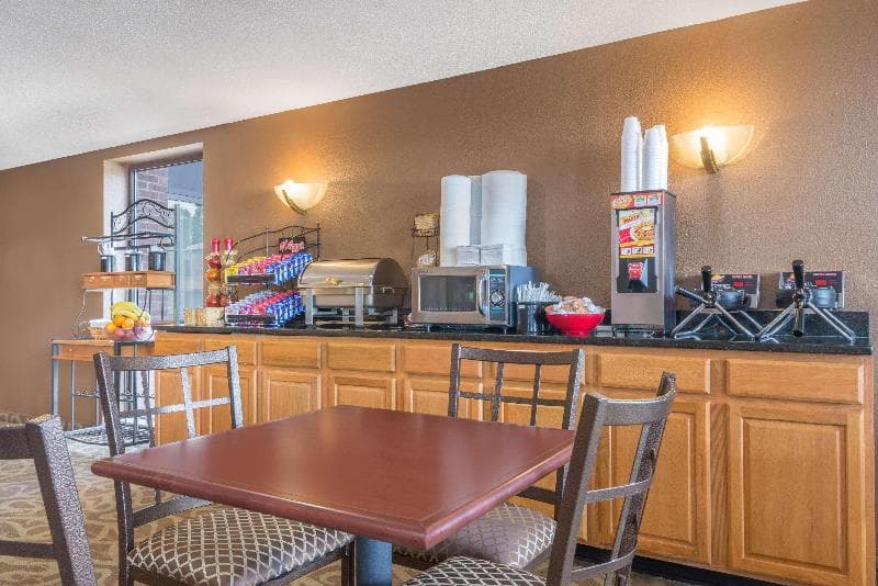 Ramada by Wyndham Columbus North 3
