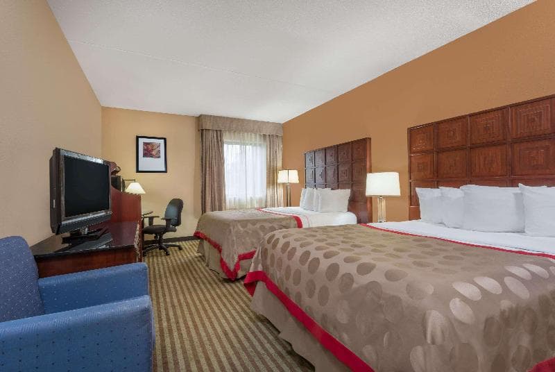 Ramada by Wyndham Columbus North photo 1