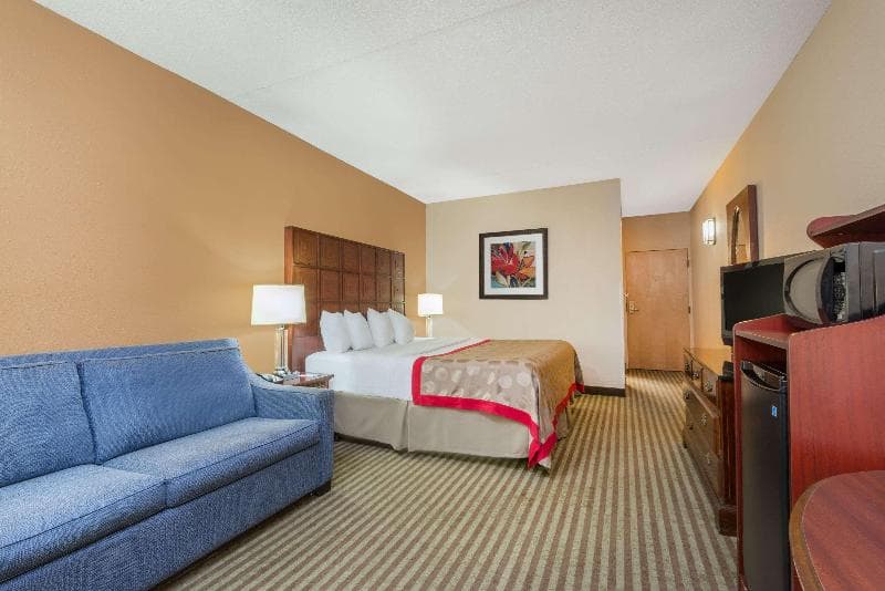 Ramada by Wyndham Columbus North 4