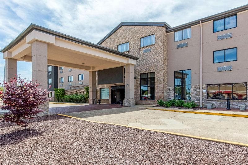 Comfort Inn & Suites 4