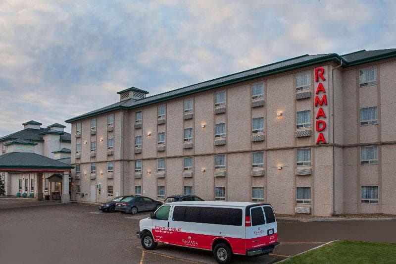 Ramada By Wyndham Red Deer Hotel And Suites photo 1