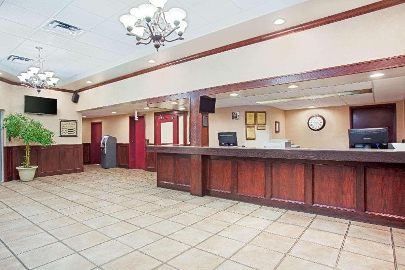 Ramada By Wyndham Red Deer Hotel And Suites 4