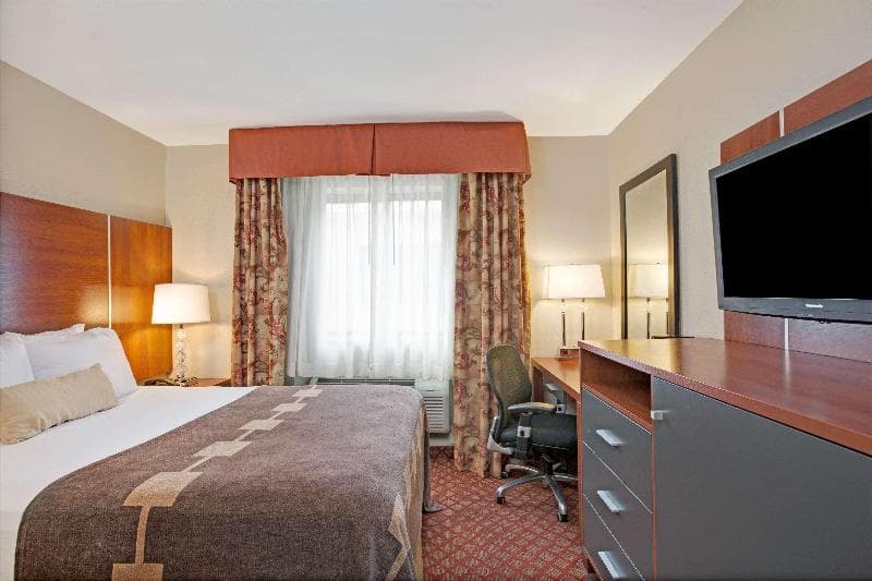 Ramada by Wyndham Staten Island 4