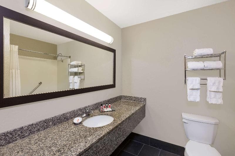 Ramada By Wyndham Des Moines Airport 4