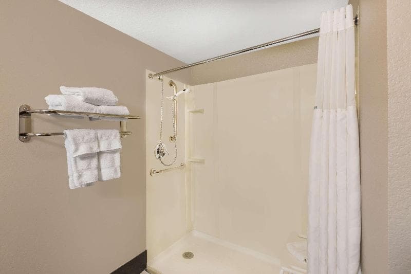 Ramada By Wyndham Des Moines Airport 5