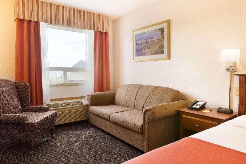 Super 8 By Wyndham Drayton Valley photo 1