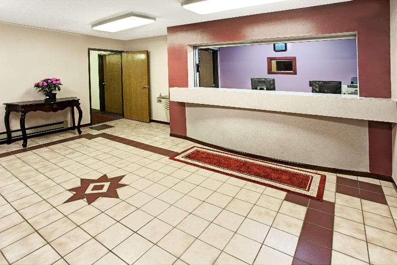 Super 8 by Wyndham Heath/Newark 5