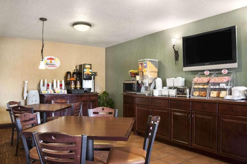 Super 8 by Wyndham Fairview Heights-St. Louis 4