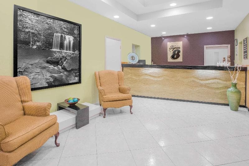 Super 8 by Wyndham Clarksville 4