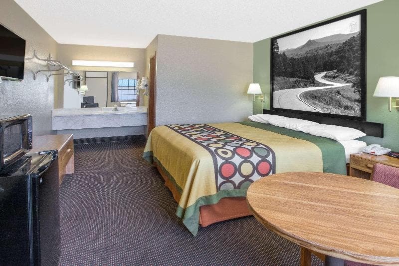 Super 8 by Wyndham Clarksville 3