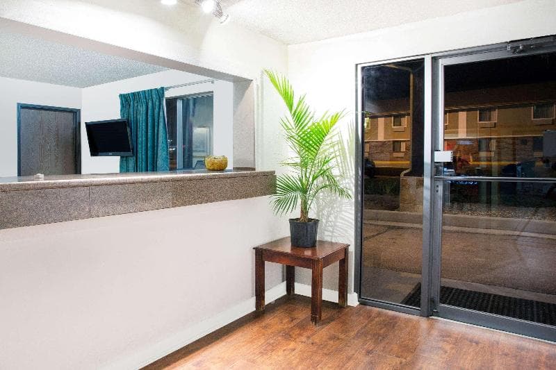Super 8 by Wyndham Limon 4