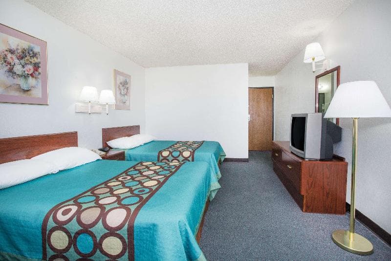 Super 8 by Wyndham Limon 1