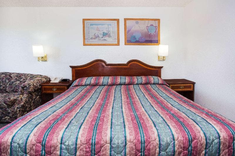 Super 8 by Wyndham Limon 3