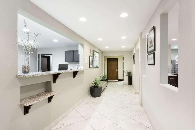 Super 8 By Wyndham Montrose 5