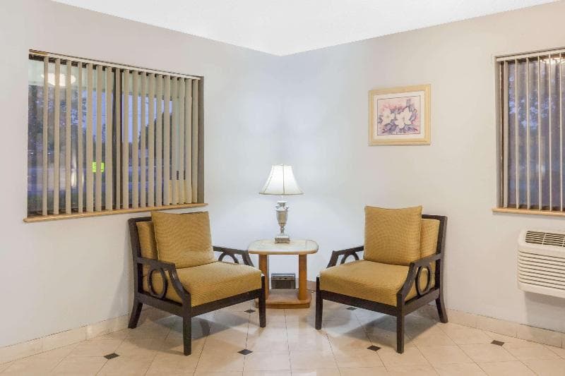 Super 8 by Wyndham Charlotte/Amusement Park Area 4