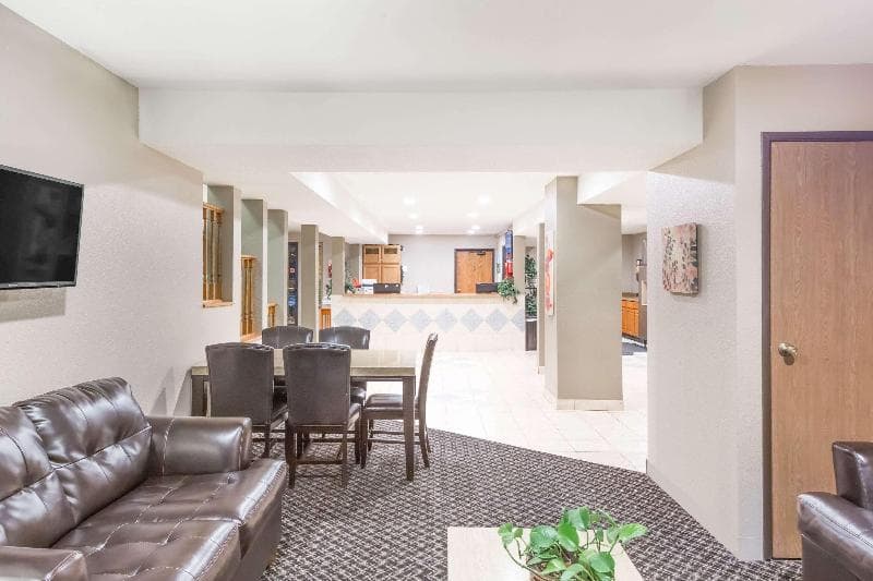 Super 8 by Wyndham Redding 3