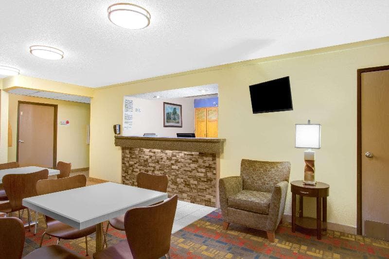 Super 8 By Wyndham Lewisburg 4