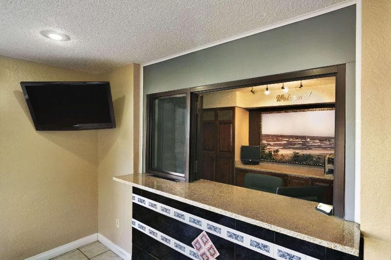 Super 8 by Wyndham Kalamazoo 4