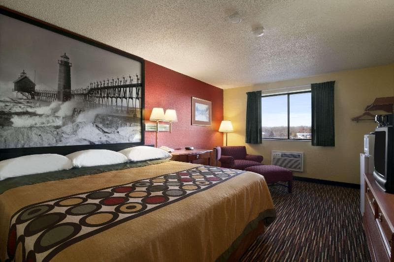 Super 8 by Wyndham Kalamazoo photo 1