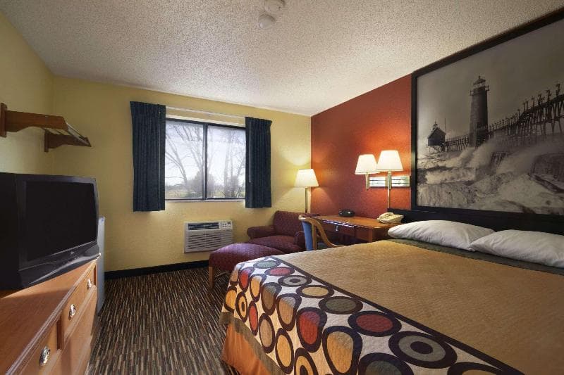 Super 8 by Wyndham Kalamazoo 3