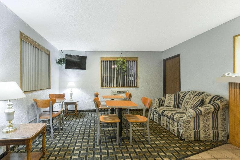 Super 8 by Wyndham Twinsburg/Cleveland Area 3