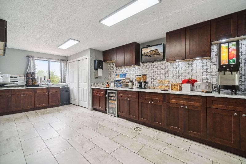 Super 8 by Wyndham Kenosha/Pleasant Prairie photo 1