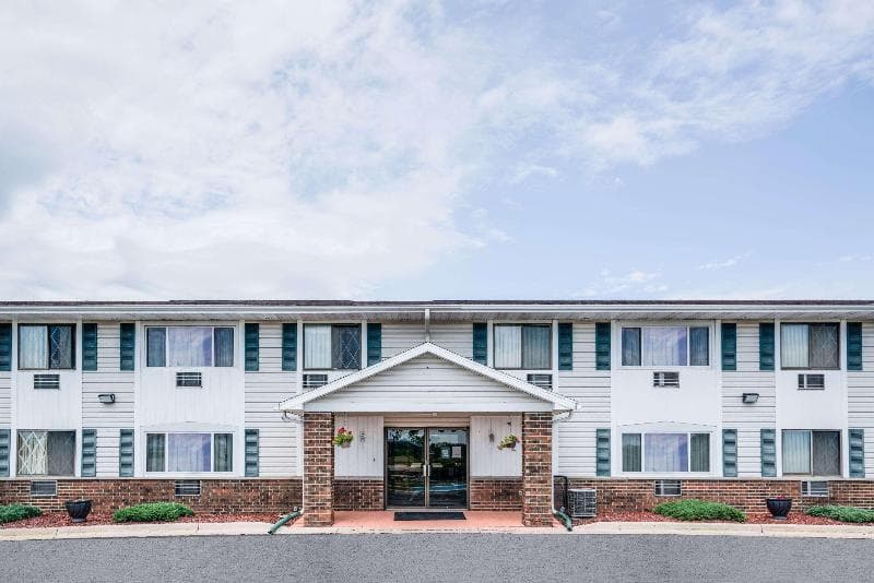 Super 8 by Wyndham Tomah Wisconsin 2