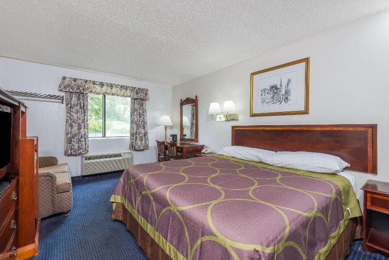 Super 8 by Wyndham Hartford 3