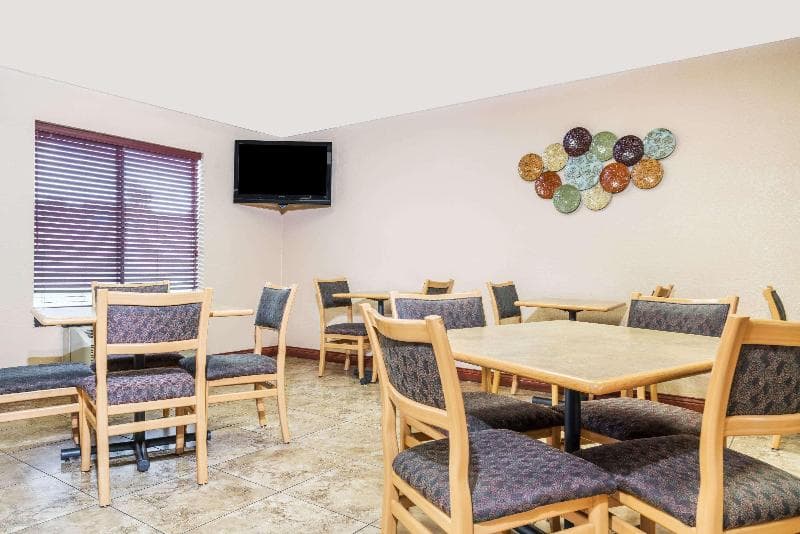 Super 8 by Wyndham Wausau 4