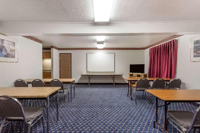 Super 8 By Wyndham Germantown/Milwaukee 3