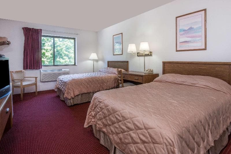 Super 8 By Wyndham Groton photo 1