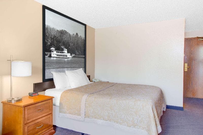 Super 8 by Wyndham Clear Lake 5