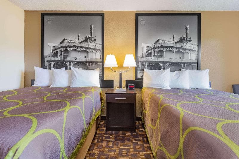 Super 8 by Wyndham Decorah 3