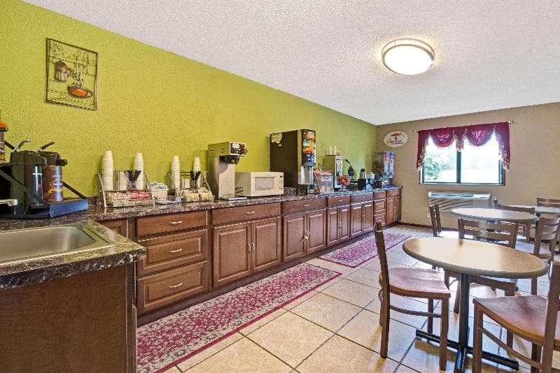 Super 8 by Wyndham Mentor/Cleveland Area 3