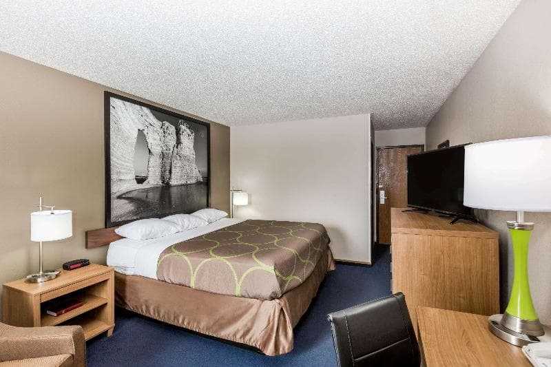 Super 8 by Wyndham Hays KS 4