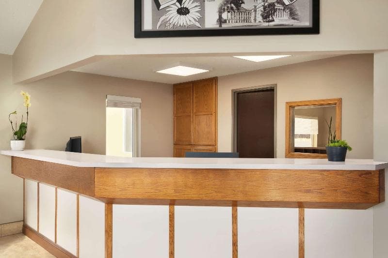 Super 8 by Wyndham Liberal 5