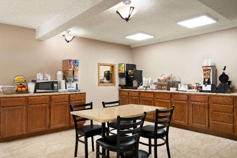 Super 8 by Wyndham Liberal 3