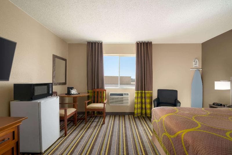 Super 8 by Wyndham Liberal 4